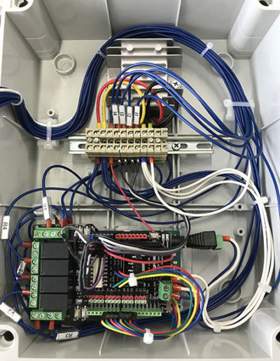 Arduino prototipo scatola collegamenti fili elettrici blu e bianchi