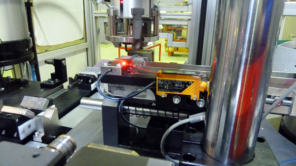 Dettaglio laser isola di asseblaggio automatico particolari sul rotore per motori per il settore del bianco.